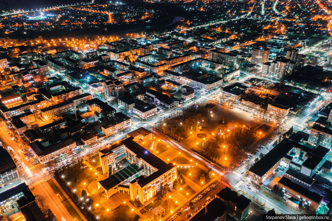 майкопский мечеть ночной. горпарк майкоп. майкоп черемушки аллея. ночной майкоп. центральный парк майкоп ночью.