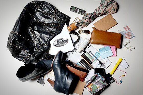 Да, содержимое дамской сумки иногда бывает именно таким... 🙈 Фото для иллюстрации с сайта m.123ru.net, обработка автора