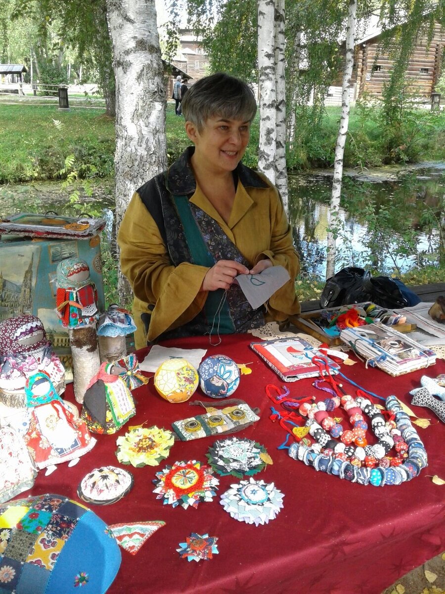 Музей деревянного зодчества Костромская слобода. Вышиваю на ярмарке рукоделия. 