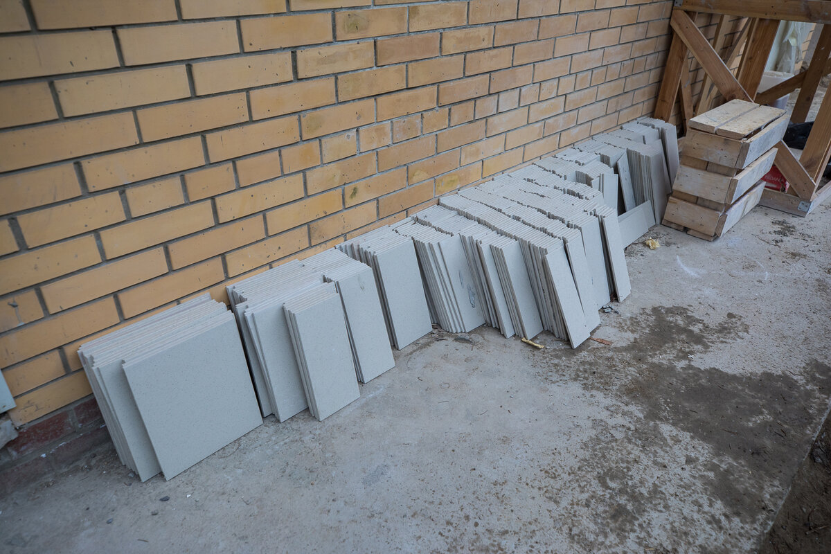 В туалет на смог зайти, никого не было, двери закрыты. Завтра сфоткаю :)