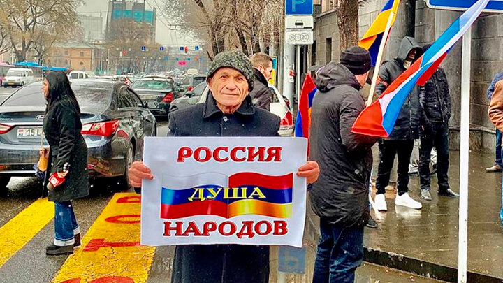 ПЕРЕД ЗДАНИЕМ ПОСОЛЬСТВА РОССИИ В ЕРЕВАНЕ ПРОШЁЛ МИТИНГ В ПОДДЕРЖКУ СПЕЦОПЕРАЦИИ НА УКРАИНЕ. ФОТО: ЛИЧНЫЙ АРХИВ АЛЛЫ АСЛАНЯН 