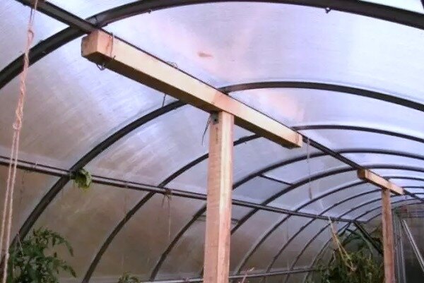 Укрепление каркаса теплицы. Фото из интернета