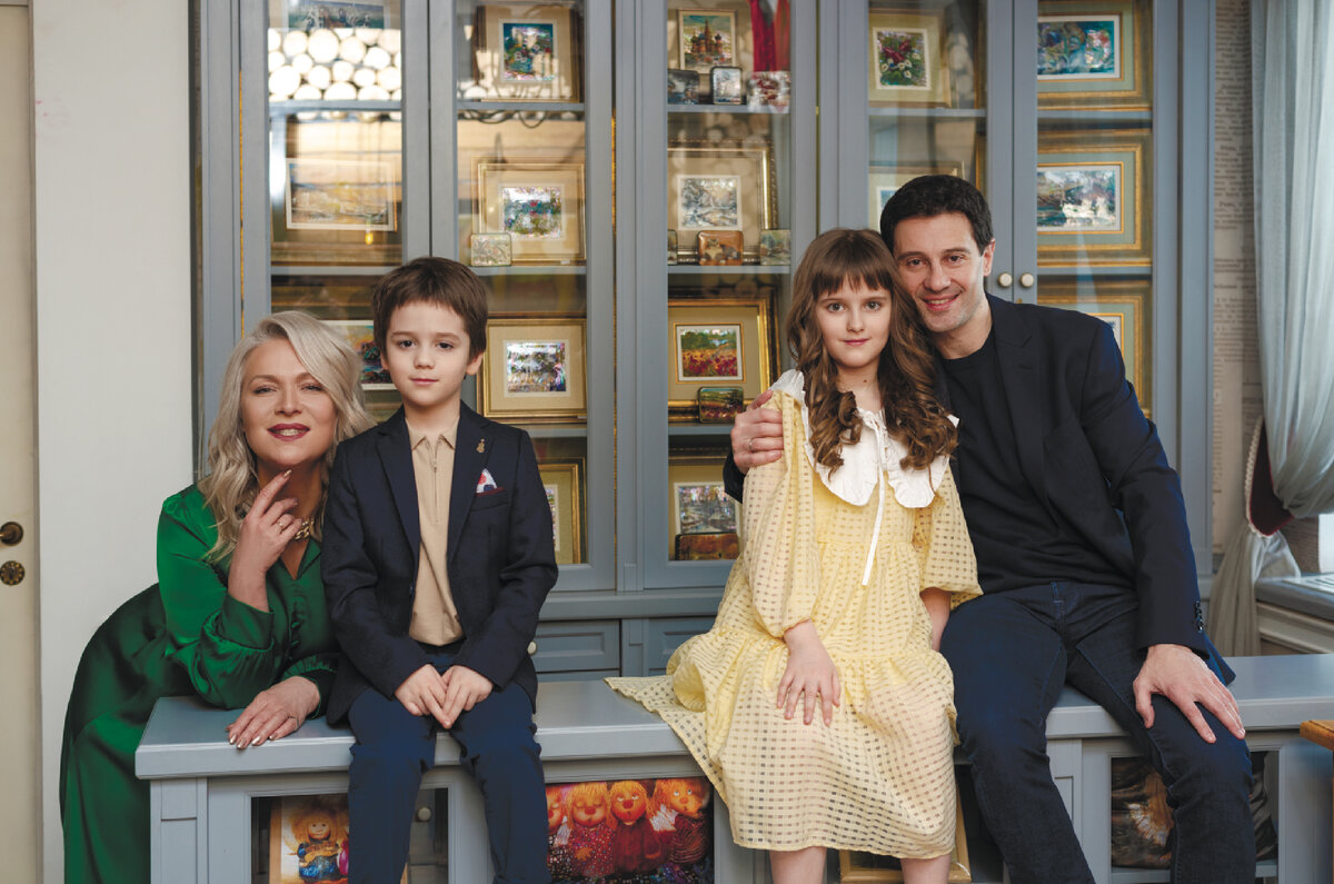 Виктория и Антон Макарские с дочерью Марией и сыном Иваном. Фото для журнала «Современное здоровье». Фотограф: Тата Гавриленко.