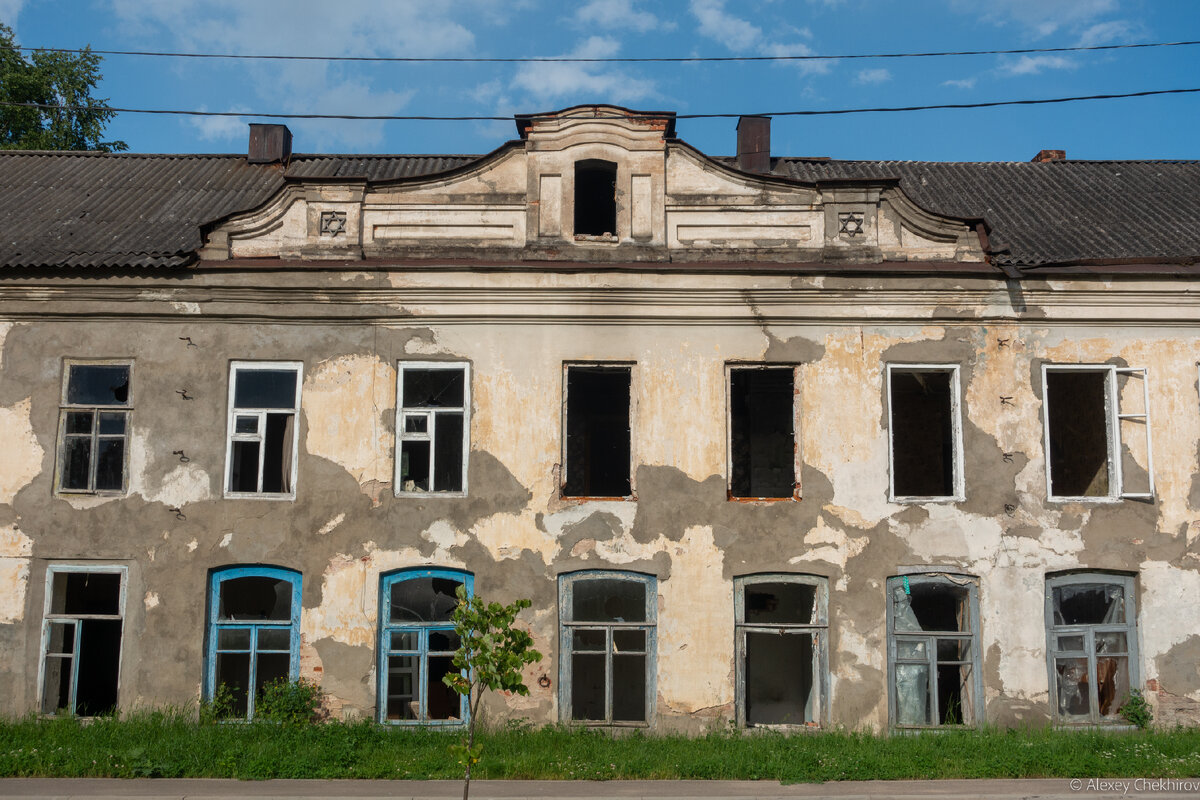 Обычный дом на центральной улице