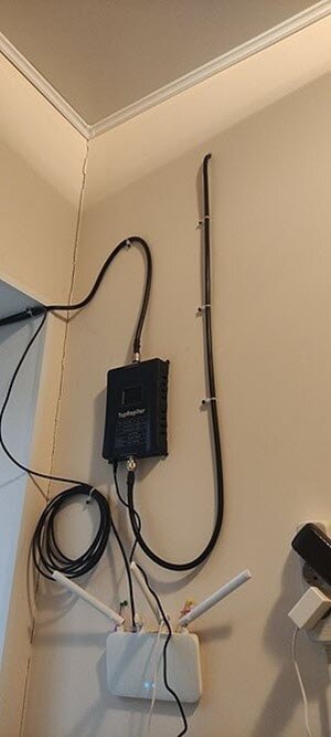 Репитер принимает сигнал от внешней антенны, усиливает его и передает на внутренние антенны. 