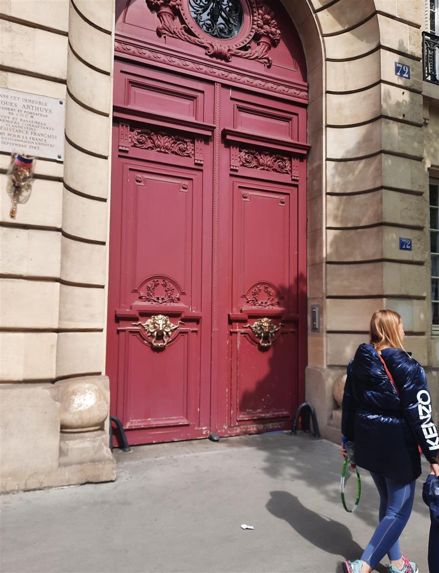 Обычный вход в дом в 16м округе. Фото автора