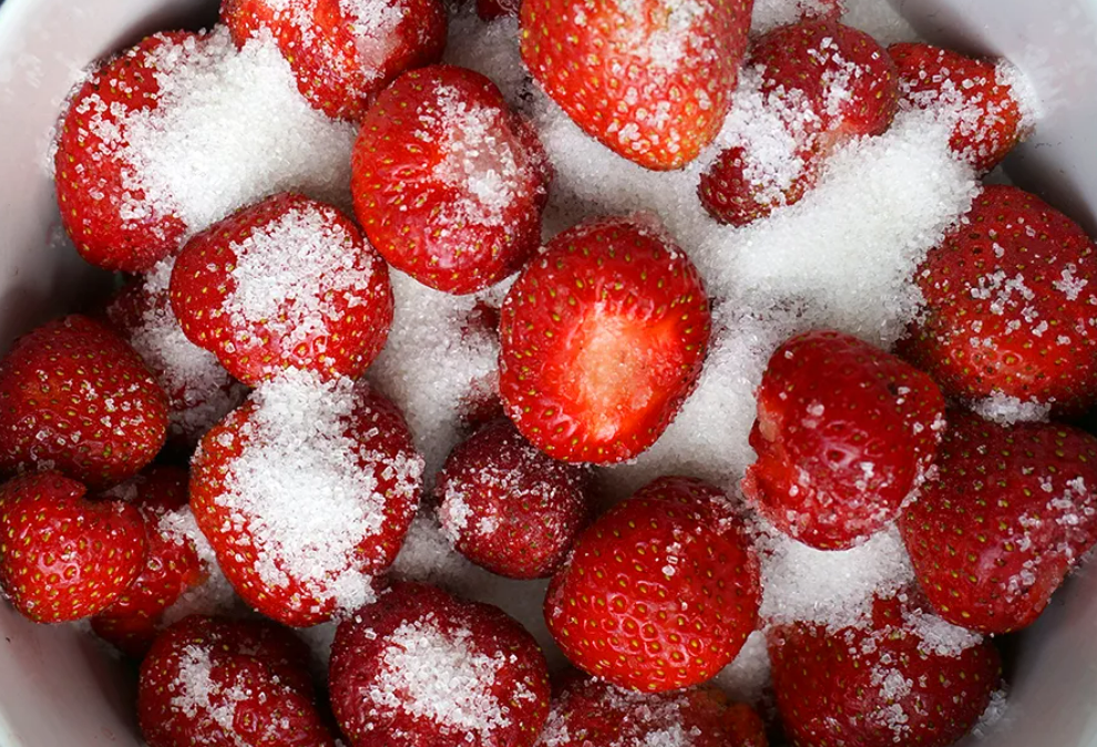 Джем из замороженной клубники. Засахаренная клубника. Клубника засыпанная сахаром. Клубника в сахаре. Клубничное варенье.