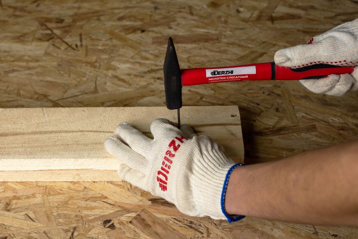 Строительные инструменты в руке. Инструменты. Мужские руки с инструментом. Строительные инструменты в руке. Мужские руки с инструментом.