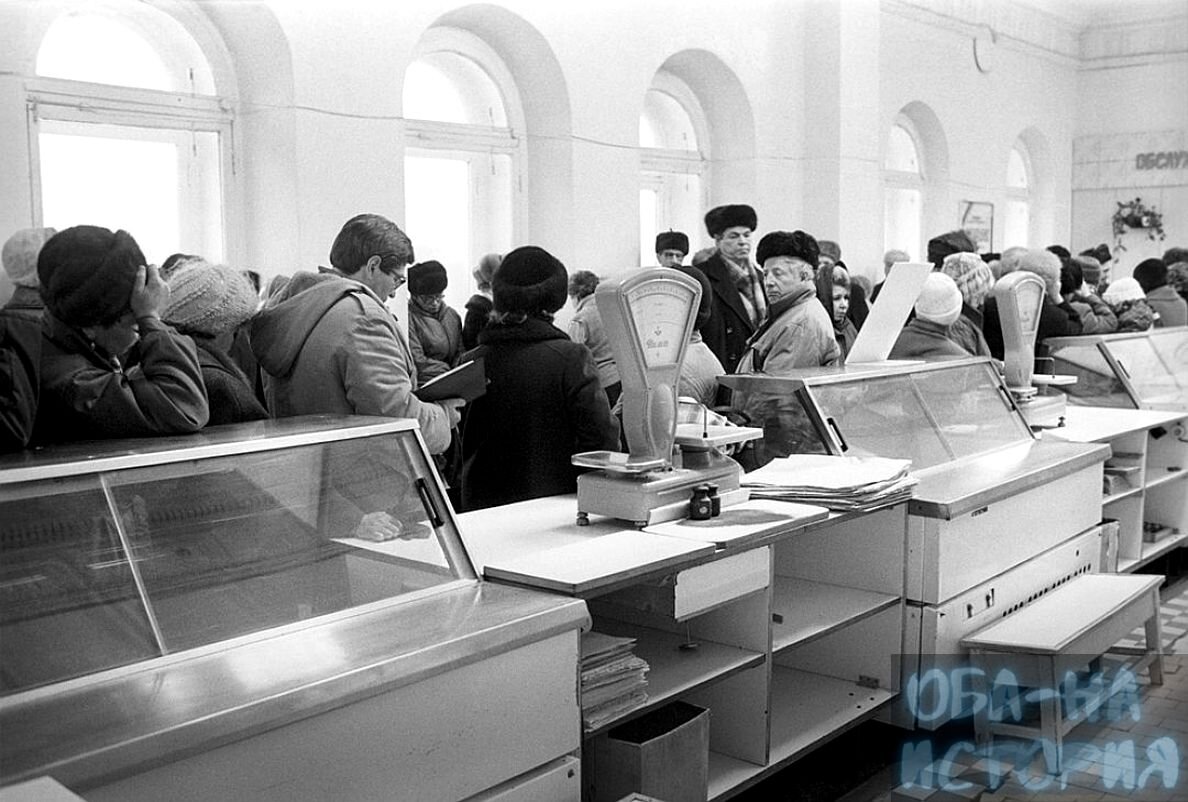 Пустые прилавки в магазинах