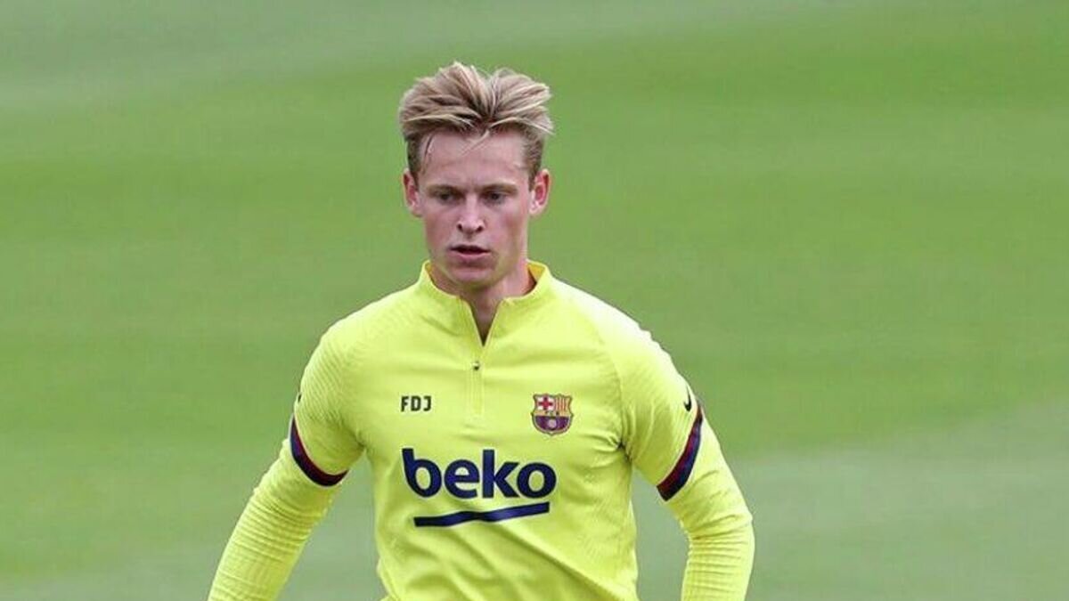    Полузащитник "Барселоны" Френки де Йонг на тренировке© Twitter