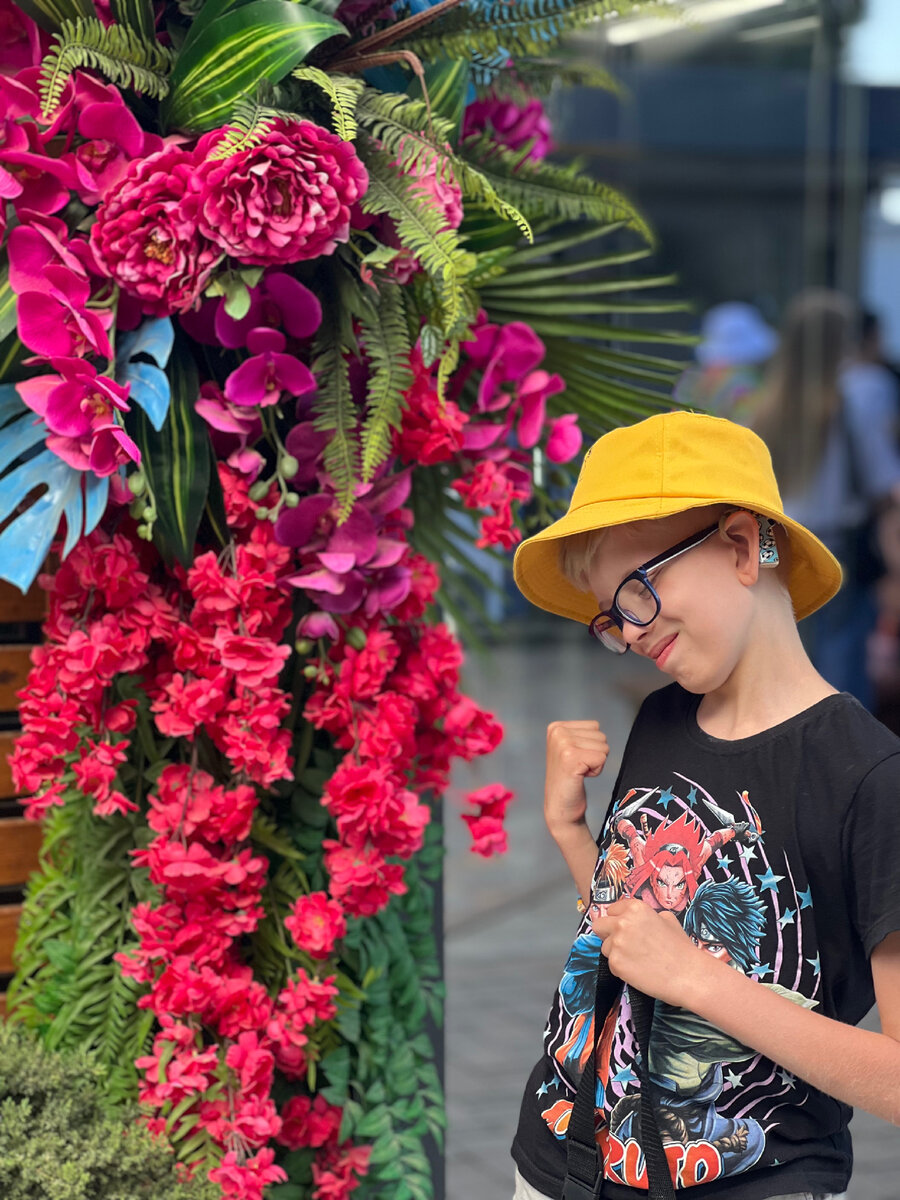 Под панамкой виден за ушком речевой процессор