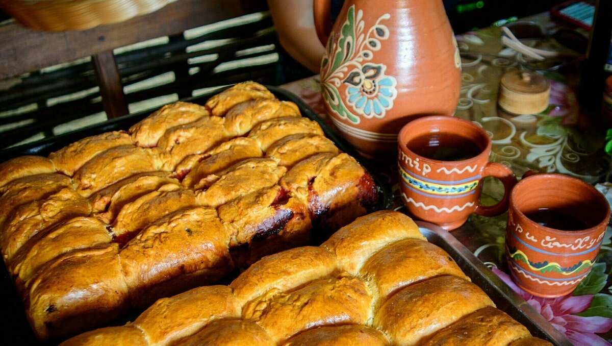     В одном из хуторов Ростовской области местные жительницы объединились, чтобы приготовить домашнюю еду для участников СВО, видео необычной готовки опубликовано в соцсетях.