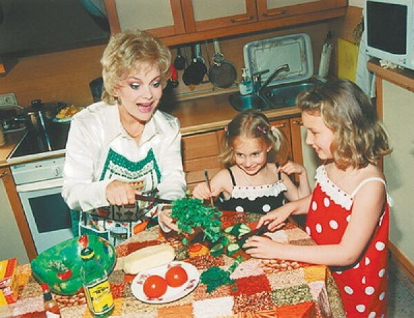 Екатерина Шаврина – советская и российская певица, блиставшая на сцене в поздние годы Советского Союза и получившая известность не только в своей стране, но и за рубежом.-6