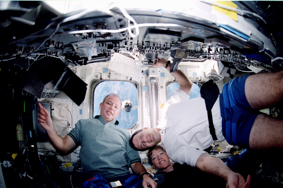 Брайан Даффи, памела Мелрой и Уилльям МакАртур на летной палубе шаттла после отстыковки от МКС. Фото: NASA