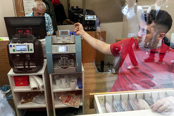 ПАДЕНИЕ РУБЛЯ ДЕЛАЕТ РАБОТУ "НЕЗАМЕНИМЫХ СПЕЦИАЛИСТОВ" НЕВЫГОДНОЙ ДЛЯ НИХ САМИХ. ФОТО: TUNAHAN TURHAN/GLОBALLООKPRЕSS