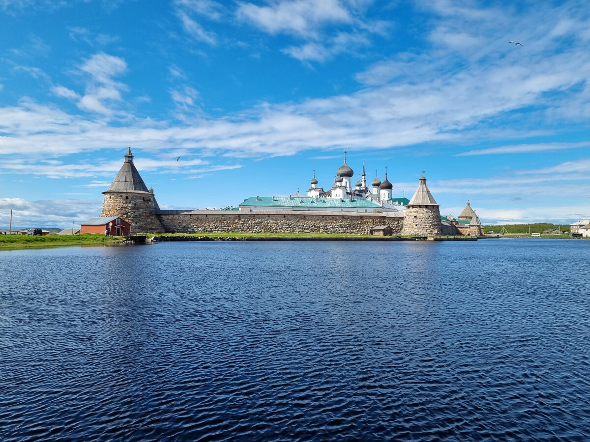 На святом берегу песни. Соловецкий монастырь на белом море. Беломорск Соловки. Беломорск причал на Соловки. Пристань Соловки.