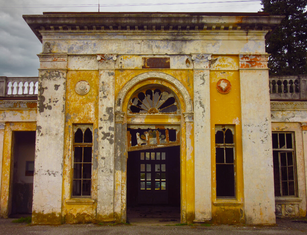 Станция Бзыбь. Типичный вокзал в Абхазии.