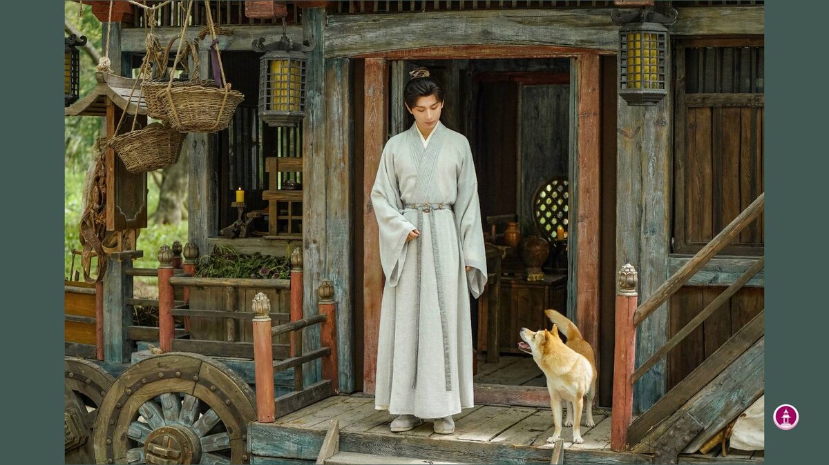 Ли Ляньхуа (актер Чэн И) в своем передвижном домике и собака Лисёнок. 