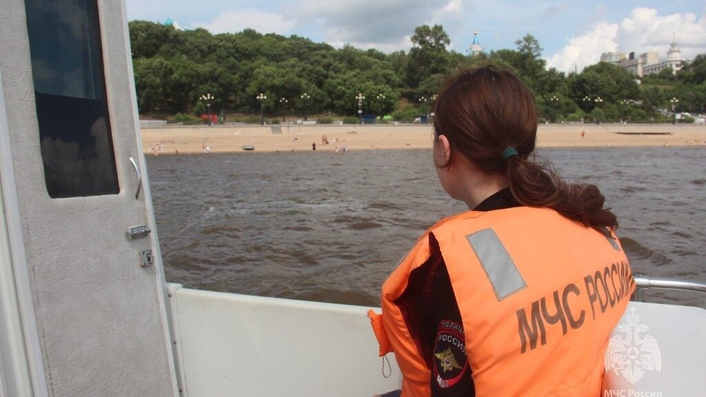     Уровень Амура у Хабаровска растет, вода приближается к нижнему ярусу городской набережной, что вызывает беспокойство у жителей; река поднялась со 190 до 370 сантиметров за август, а неблагоприятный и опасный уровни составляют соответственно 450 и 600 сантиметров.