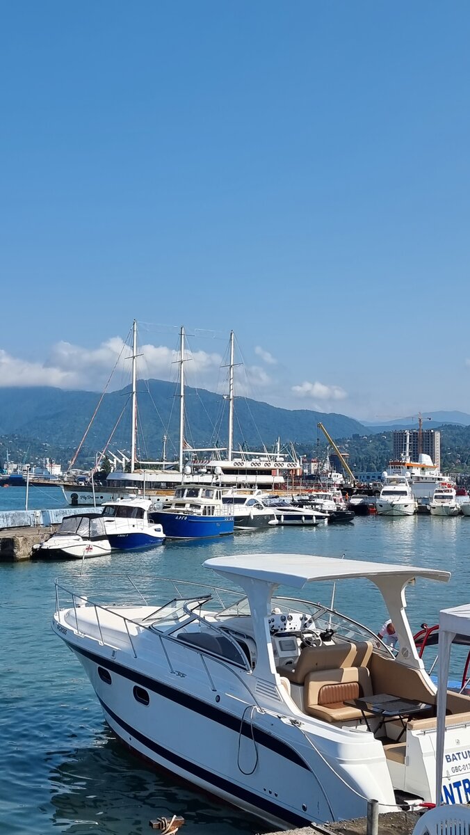 Стоянка яхт и прогулочных кораблей в Батуми