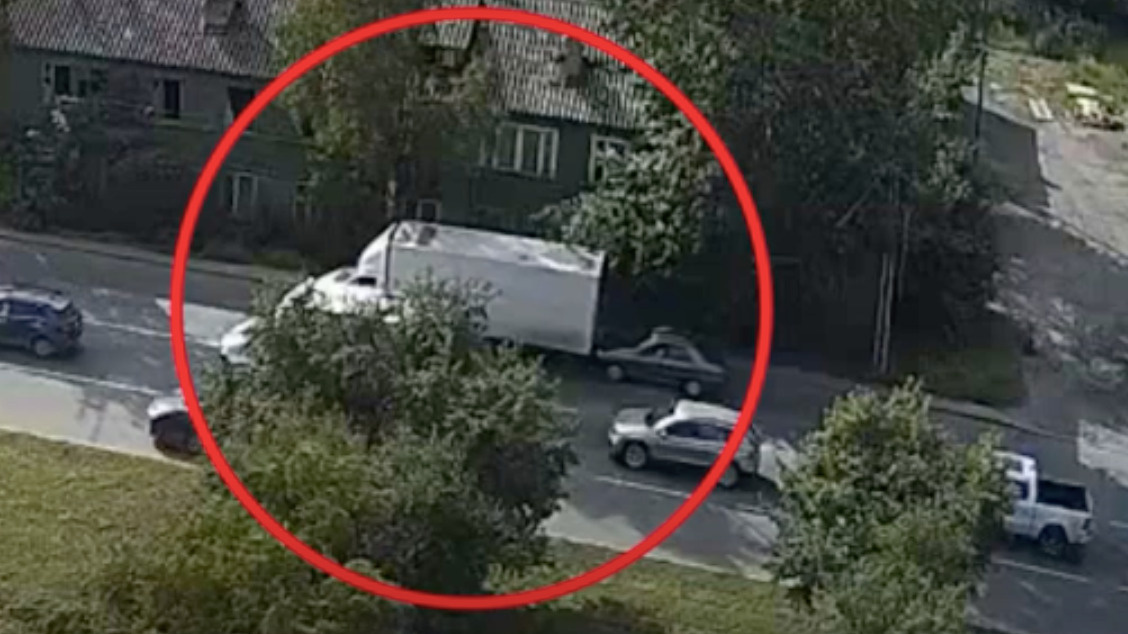     Очевидцев удивило странное поведения водителя грузовика: момент попал на видео.