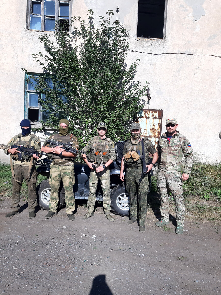 Мой боевой брат Нео в центре со своими бойцами.