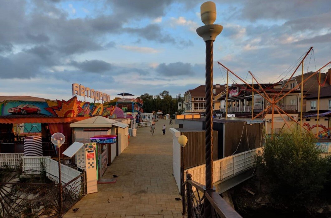 Вход на базу отдыха Витязь, вечер