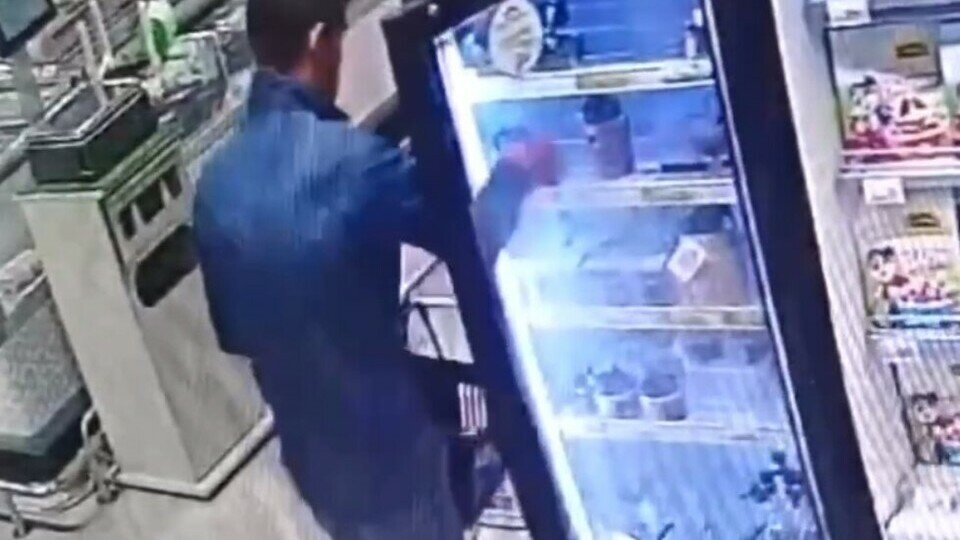    Полиция Югры задержала с поличным ранее судимого жителя Нижневартовска, который в течение нескольких дней выносил икру из супермаркета и продавал ее за дешево прохожим, сообщили в местном УМВД.