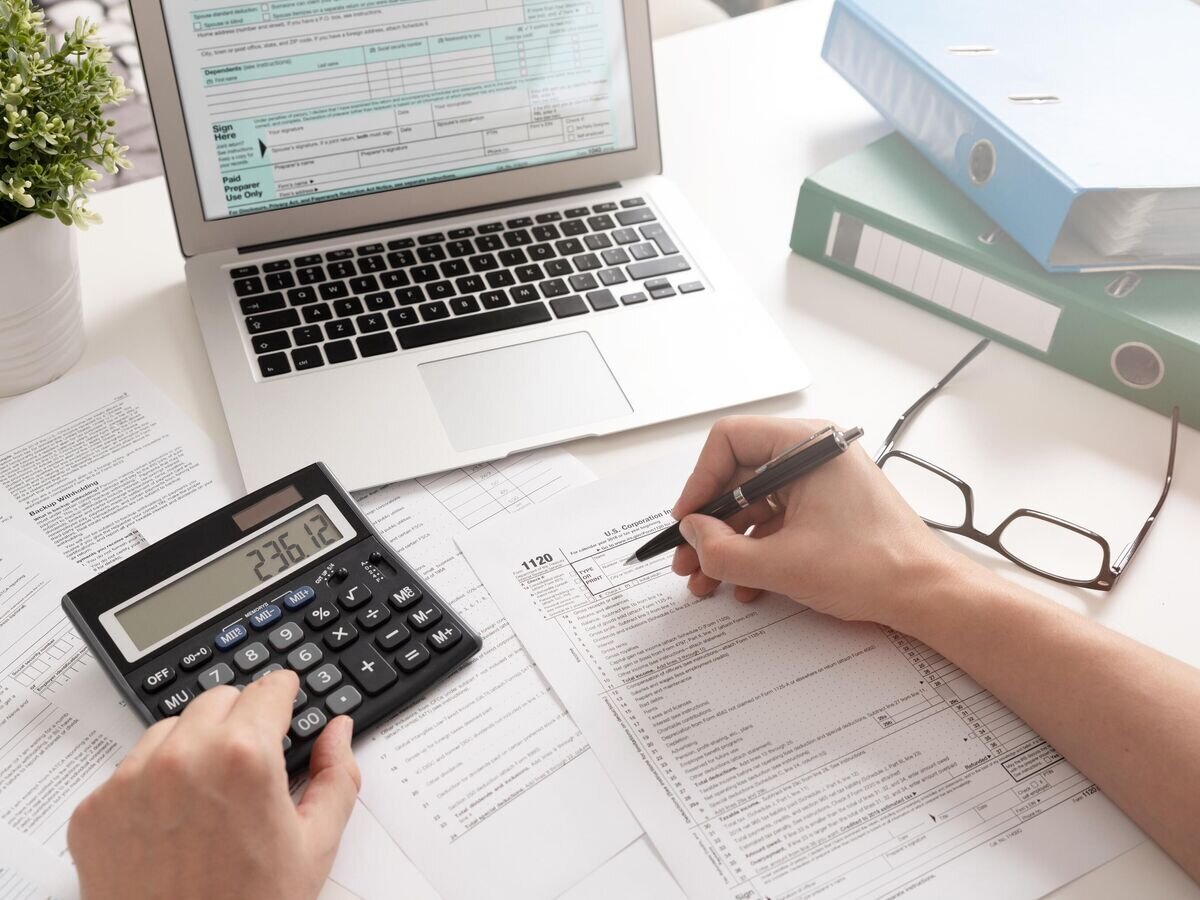    Мужчина считает сумму налога на калькуляторе© iStock.com / simpson33