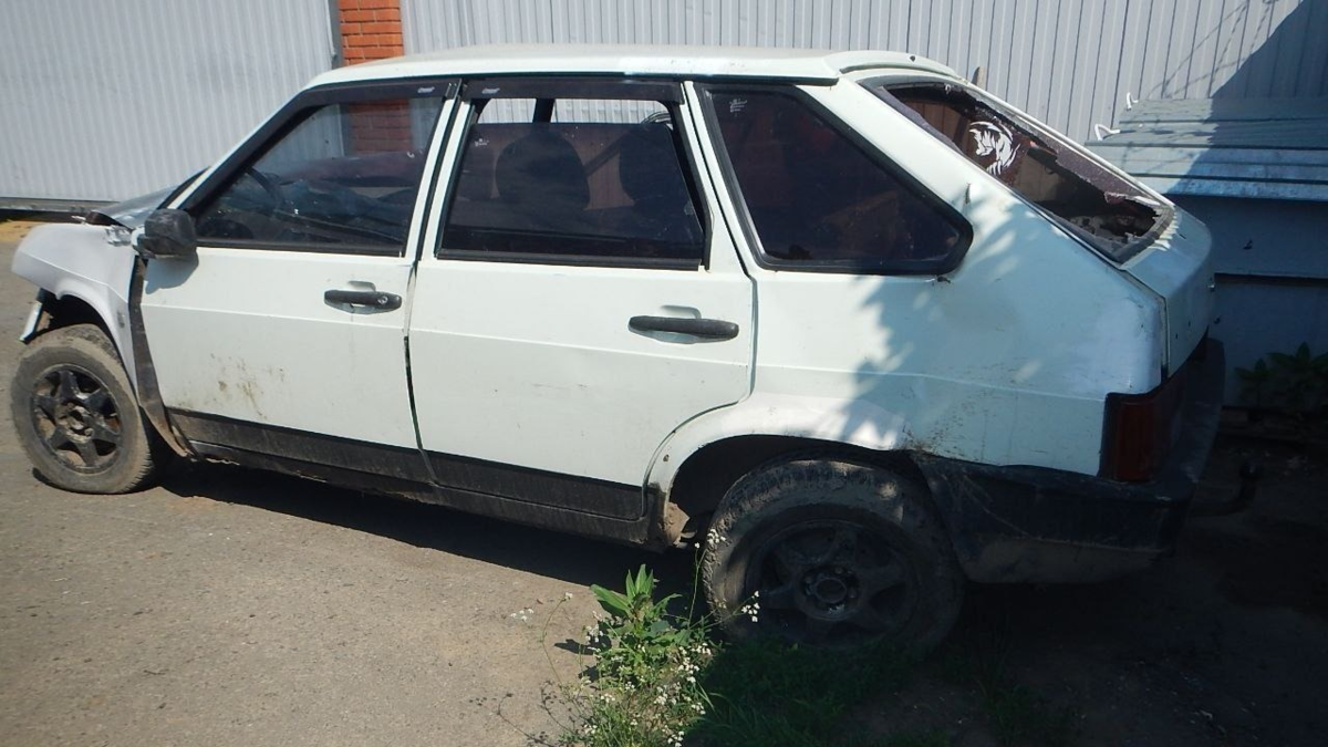 Снес дерево и дорожный знак. У омича конфисковали два автомобиля за пьяную езду