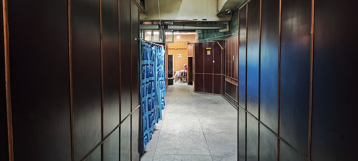 вход в отделение за синей занавесочкой 