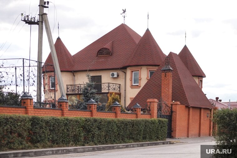    Площадь коттеджа составляет почти 300 кв. м.