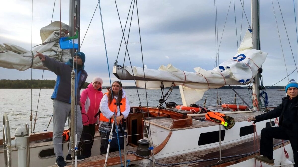 Это я в жилете. Я правила яхтинга стараюсь не нарушать