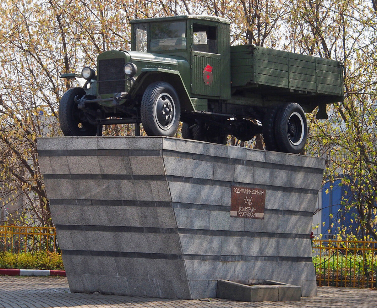 Упрощённая модификация ЗИС-5В времён войны стала первым в Москве памятником водителям-воинам и водителям-труженикам. Его установили 5 ноября 1988 года на Большой Черёмушкинской улице (Загородном шоссе), у ворот 23‑го автокомбината Мосстройтранса.