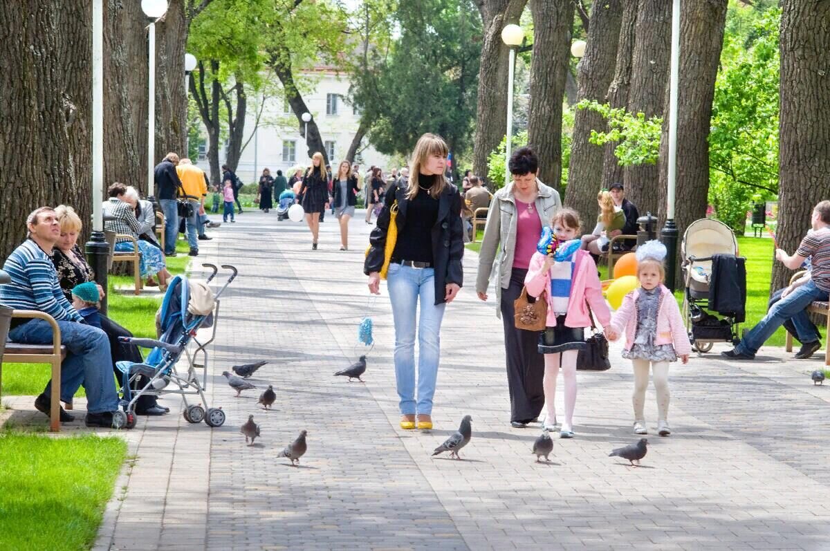 Жизнь г. Люди в парке. Люди гуляют в парке. Гулять в парке. Парк с людьми.