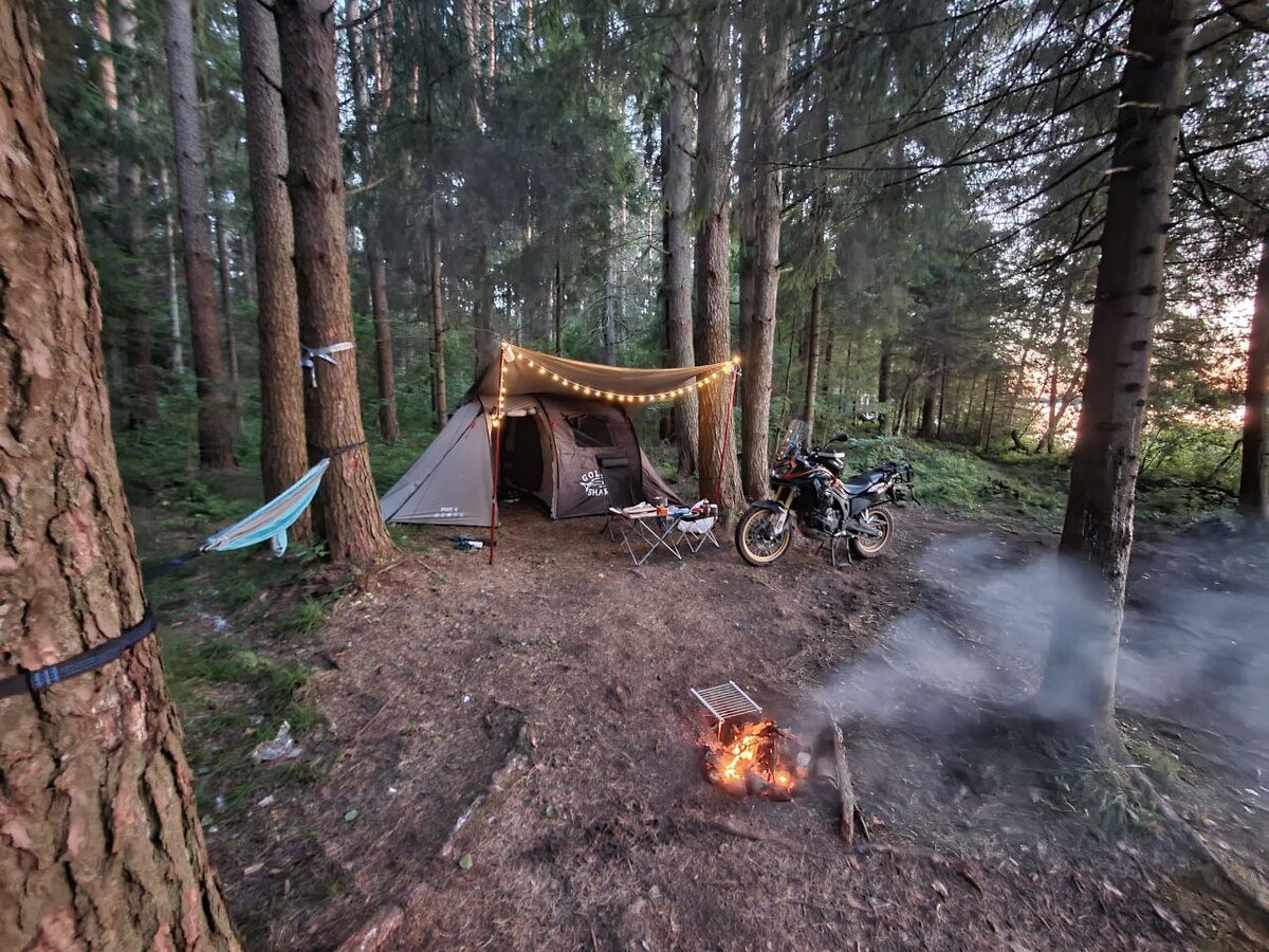 Стоянка в лесу одного счастливого мотоциклиста. На фото турэндуро GR500