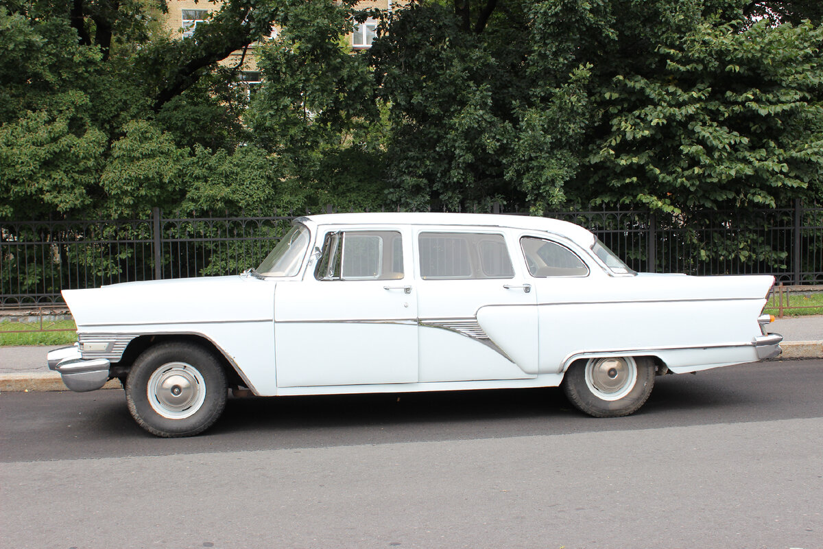 Белая "Чайка" не может не привлечь внимание!