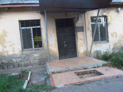      Так выглядит вход в штаб 909 учебного Дембицкого ордена Отечественной войны полка в настоящее время . Видимо у маленькой но гордой и независимой страны недостаточно финансов на содержание зданий и объектов воинской части . 