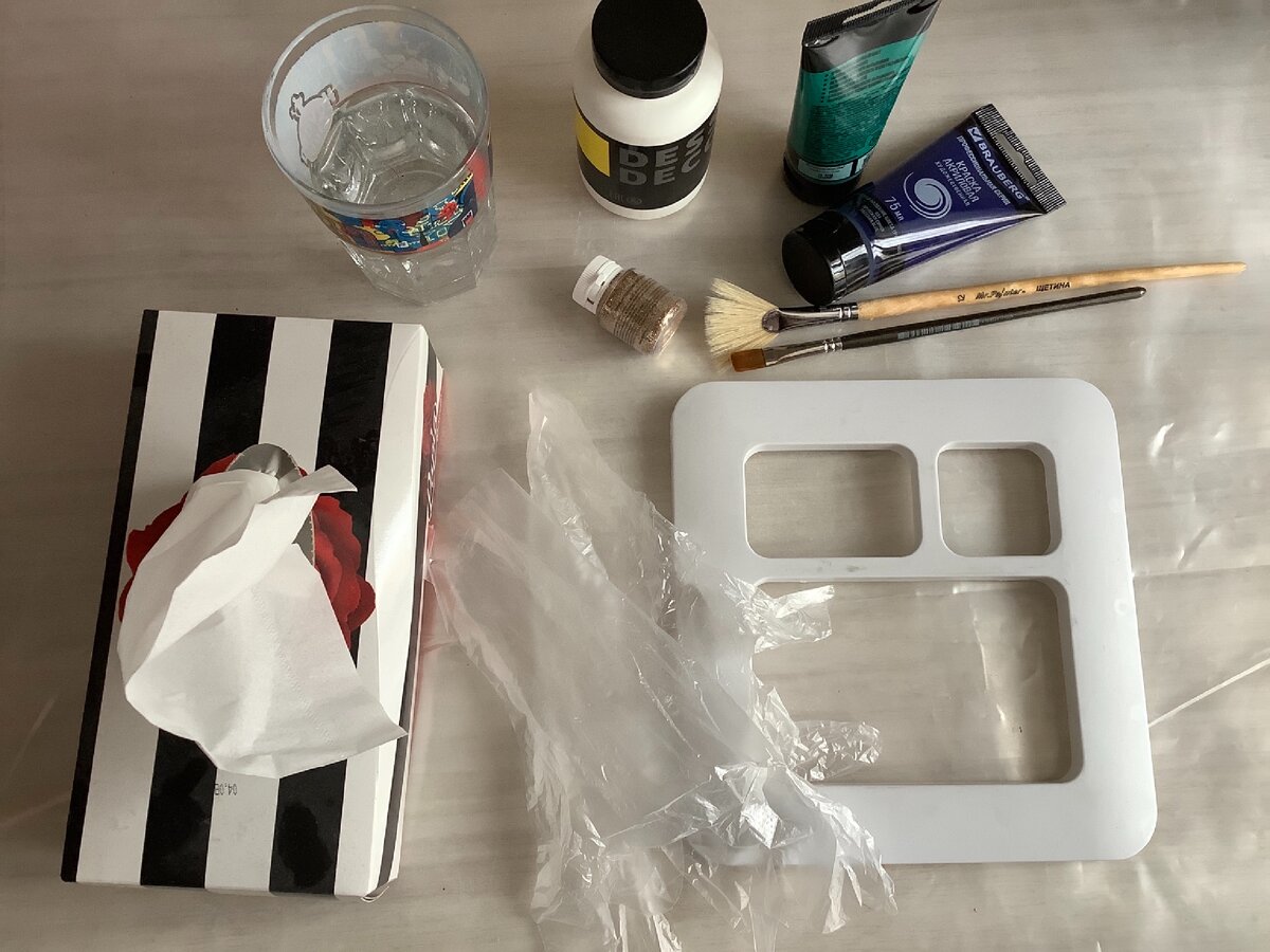 Материалы: Краска акриловая; лак акриловый матовый, глиттер золотой, кисти, фоторамки, перчатки, салфетки, вода. Фото автора