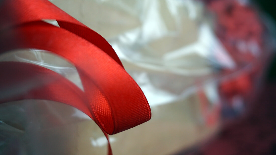 Подарок с красной лентой. Фото: "Мои подарки"