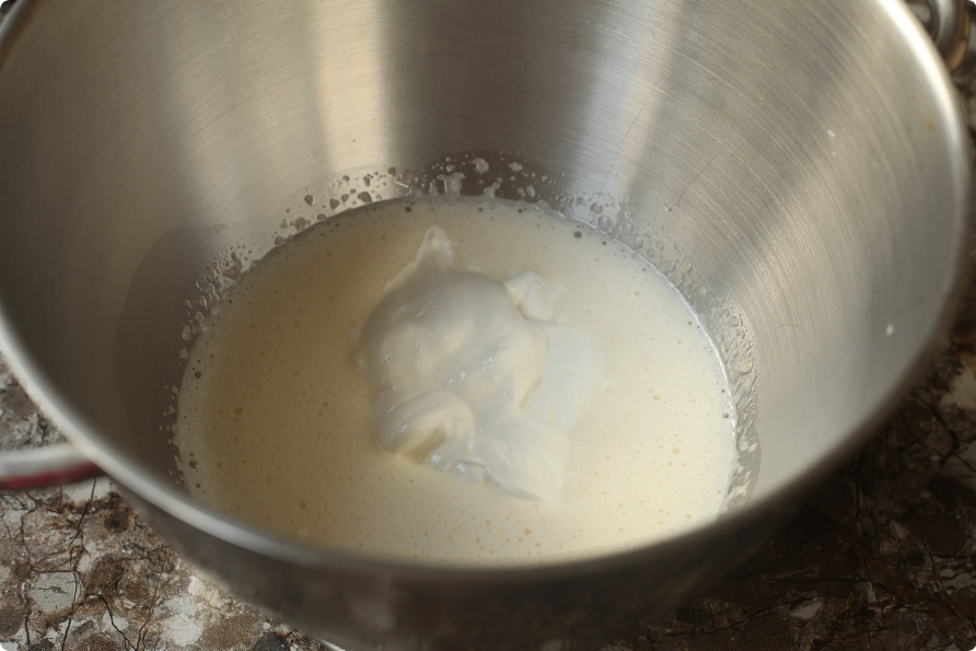 Три куриных яйца, щепотка ванилина, 100 г сахара, соль щепотка. Взбиваем миксером. Добавляем 200 г сметаны, вливаем 2 ст. л. растительного масла, перемешиваем.