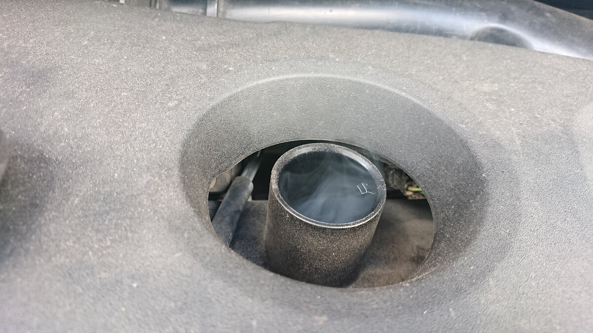 Сильный дым, пахнет горелым маслом, плохой признак!