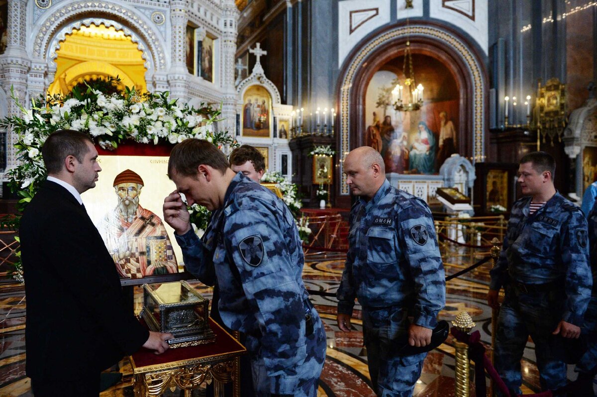 Молитесь св. Спиридону Чудотворцу искренне и как можно чаще – и он обязательно всех услышит! (Листайте галерею вправо). Источник:  https://foto.patriarchia.ru/news/vstrecha-moshchey-svyatitelya-spiridona-v-moskve/