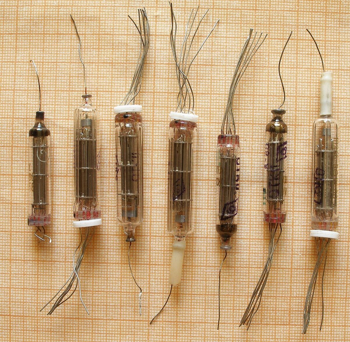 Наш "ответ Чемберлену" на развитие миниатюрной полупроводниковой ЭКБ в лице успехов фирмы Fairchild Semiconductors 50-хх годов.