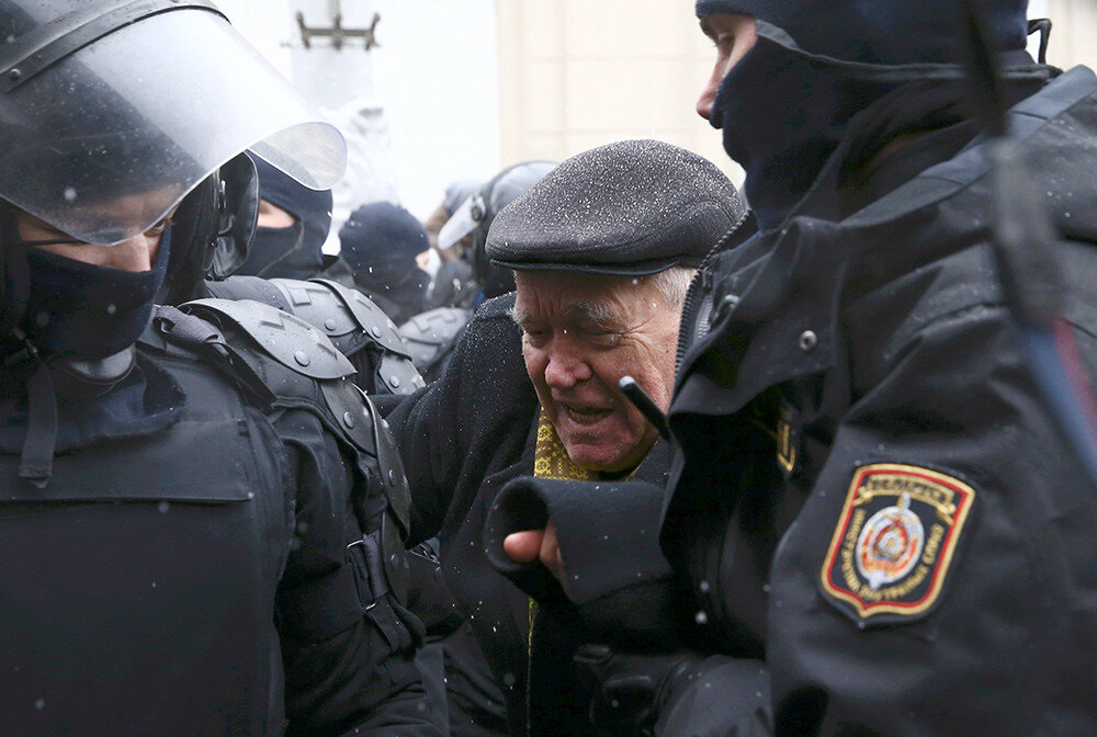 Новый закон о противодействии экстремизму не писался под бело-красно-белую символику. Простая критика власти не влечет уголовной ответственности. Об этом заявили представители Генпрокуратуры на брифинге, посвященном новой редакции закона о противодействии экстремизму
