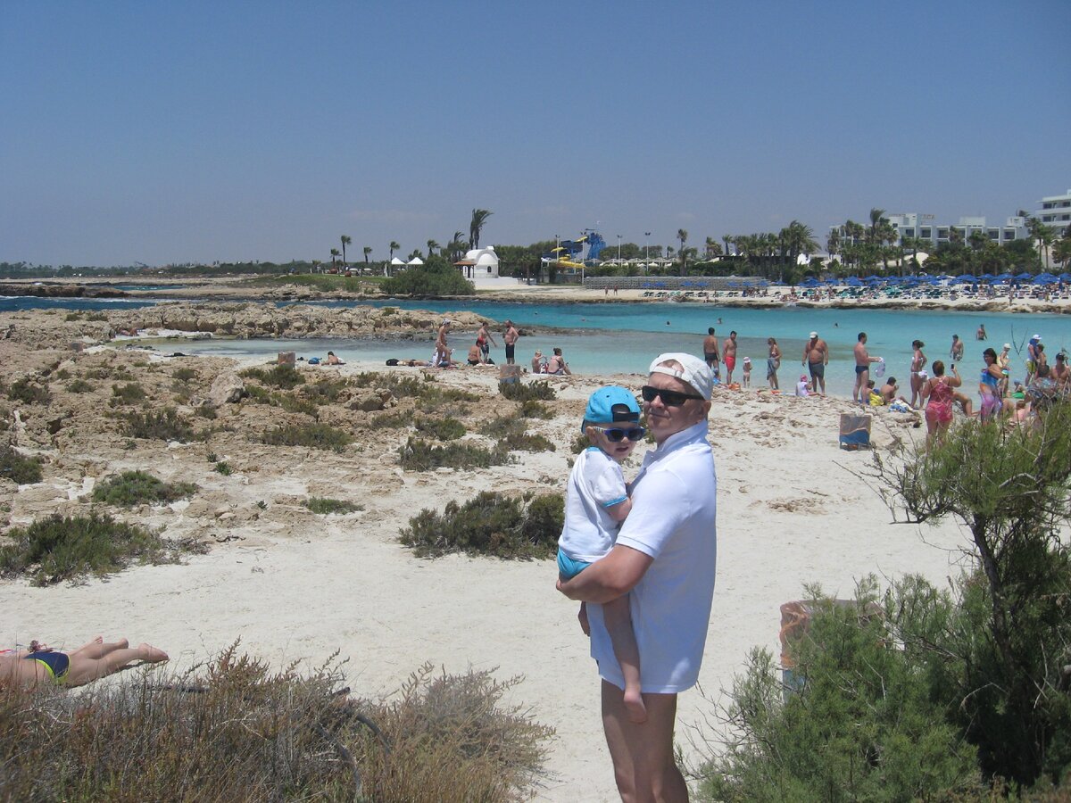 народу, как будто мы не в Айя-Напе, а в Анапе 😅 (фото из семейного архива)