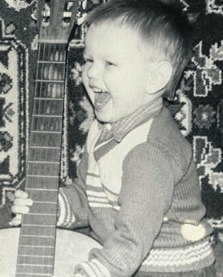 Степан Рожнов в детстве. фото с @okolodomov