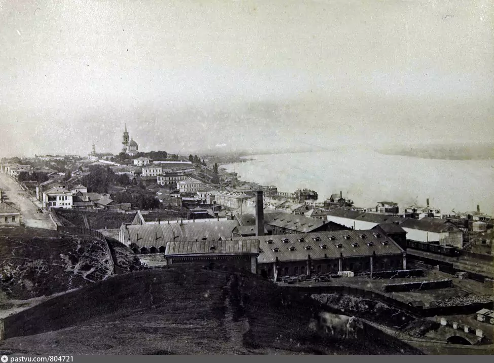 Вид с Егошихинской горы (Красная горка) на Пермь, конец XIX века. Фотограф стоит на изначально предполагаемом месте возведения монастыря. Вдалеке виден Спасо-Преображенского собор на месте, которое было выбрано для него в итоге.