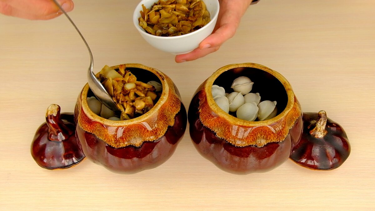 Пельмени с грибами в сметанном соусе – вкусный обед в горшочках