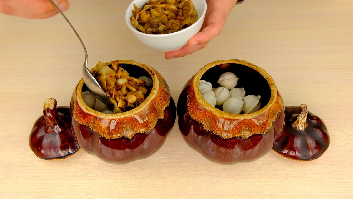 Пельмени с грибами в сметанном соусе – вкусный обед в горшочках